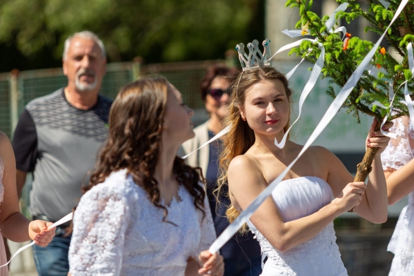 Po dvouleté přestávce jsme u kulturního domu veřejně pokáceli májku