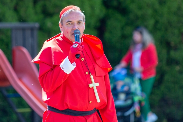 Po dvouleté přestávce jsme u kulturního domu veřejně pokáceli májku