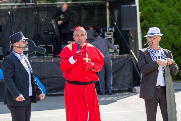 Po dvouleté přestávce jsme u kulturního domu veřejně pokáceli májku