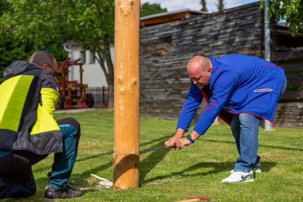 Po dvouleté přestávce jsme u kulturního domu veřejně pokáceli májku
