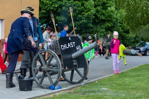 Po dvouleté přestávce jsme u kulturního domu veřejně pokáceli májku