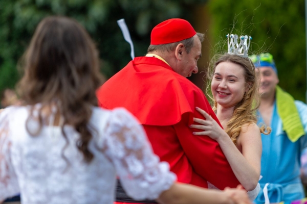 Po dvouleté přestávce jsme u kulturního domu veřejně pokáceli májku