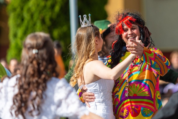 Po dvouleté přestávce jsme u kulturního domu veřejně pokáceli májku