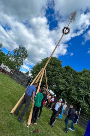 Po dvouleté přestávce jsme u kulturního domu veřejně pokáceli májku