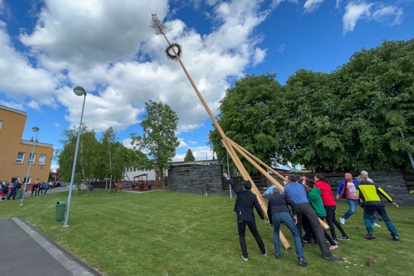 Po dvouleté přestávce jsme u kulturního domu veřejně pokáceli májku