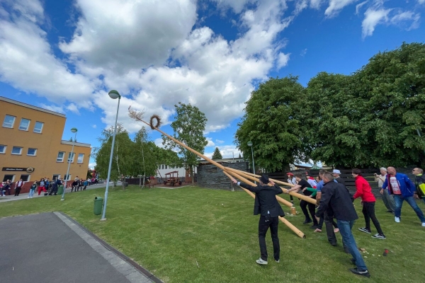 Po dvouleté přestávce jsme u kulturního domu veřejně pokáceli májku