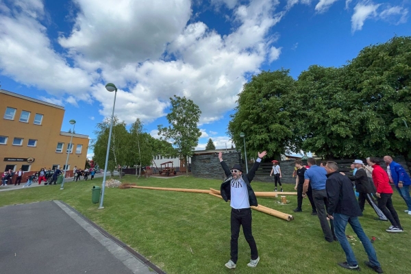 Po dvouleté přestávce jsme u kulturního domu veřejně pokáceli májku