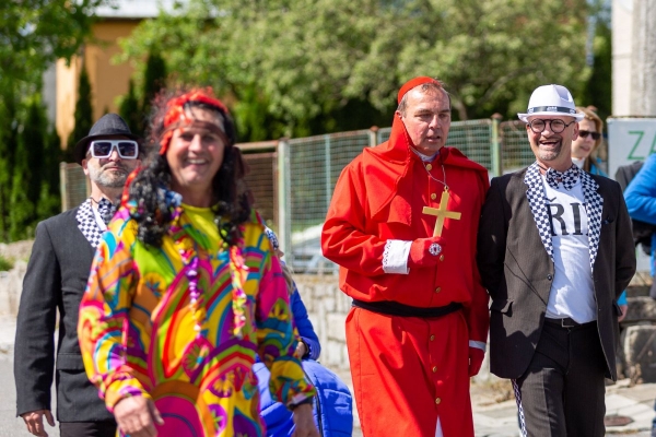 Po dvouleté přestávce jsme u kulturního domu veřejně pokáceli májku