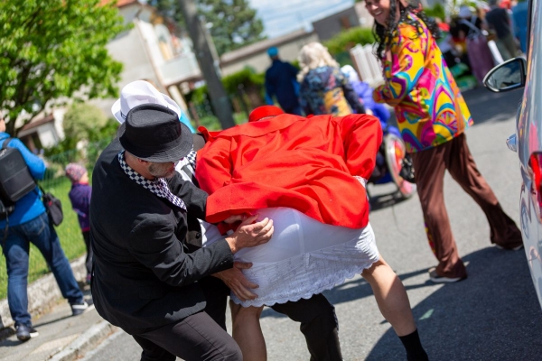 Po dvouleté přestávce jsme u kulturního domu veřejně pokáceli májku