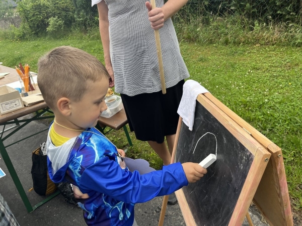 Více než stovka dětí prošla pohádkovým lesem, čekalo na ně osm stanovišť