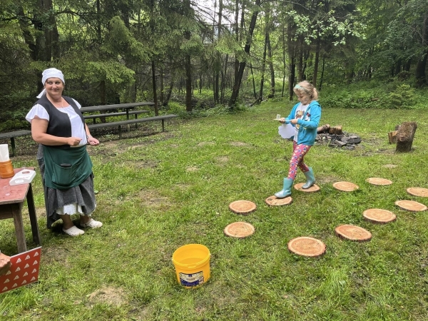 Více než stovka dětí prošla pohádkovým lesem, čekalo na ně osm stanovišť