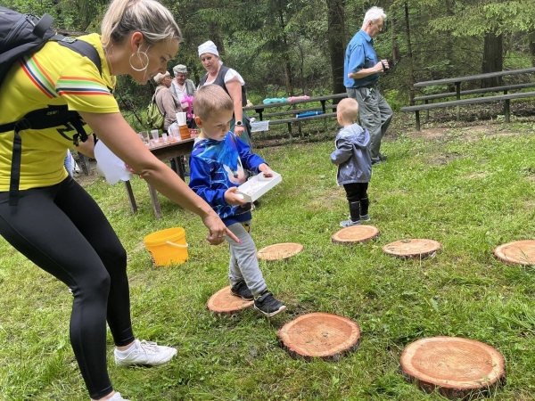 Více než stovka dětí prošla pohádkovým lesem, čekalo na ně osm stanovišť