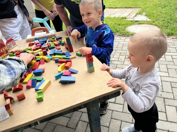 Více než stovka dětí prošla pohádkovým lesem, čekalo na ně osm stanovišť
