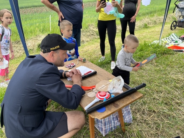 Více než stovka dětí prošla pohádkovým lesem, čekalo na ně osm stanovišť