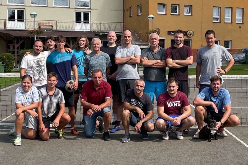 Do obce se vrací kultura a sport, hvězdně obsazený nohejbalový turnaj rozhodl o změně majitele poháru
