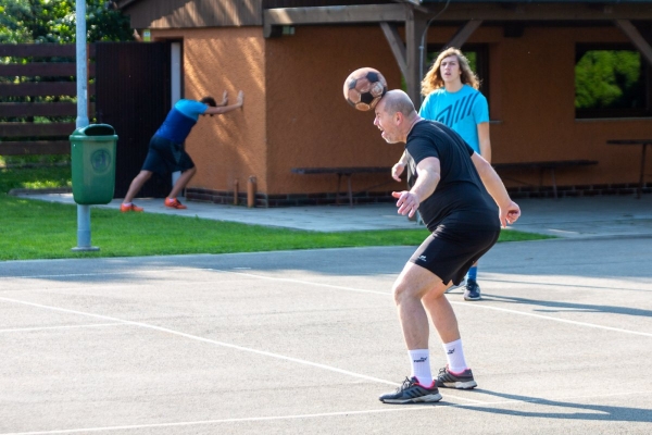 Do obce se vrací kultura a sport, hvězdně obsazený nohejbalový turnaj rozhodl o změně majitele poháru