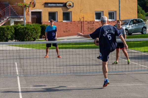 Do obce se vrací kultura a sport, hvězdně obsazený nohejbalový turnaj rozhodl o změně majitele poháru