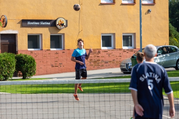 Do obce se vrací kultura a sport, hvězdně obsazený nohejbalový turnaj rozhodl o změně majitele poháru