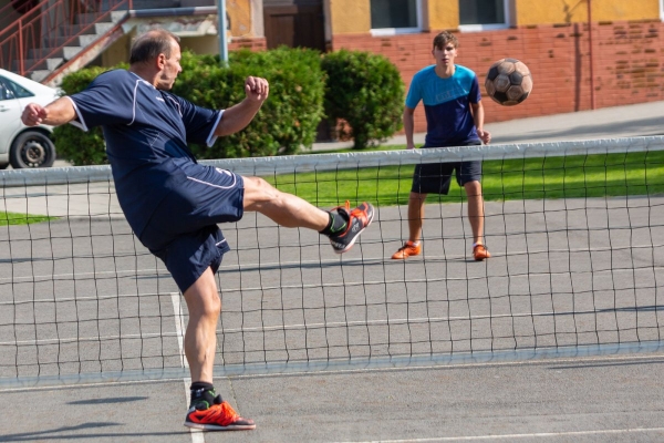 Do obce se vrací kultura a sport, hvězdně obsazený nohejbalový turnaj rozhodl o změně majitele poháru