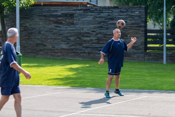 Do obce se vrací kultura a sport, hvězdně obsazený nohejbalový turnaj rozhodl o změně majitele poháru