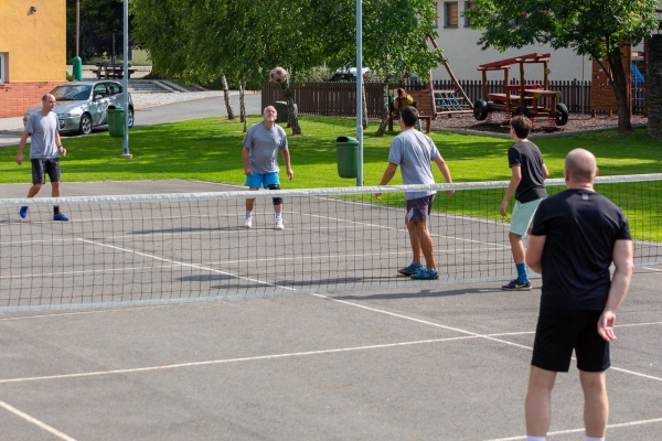 Do obce se vrací kultura a sport, hvězdně obsazený nohejbalový turnaj rozhodl o změně majitele poháru