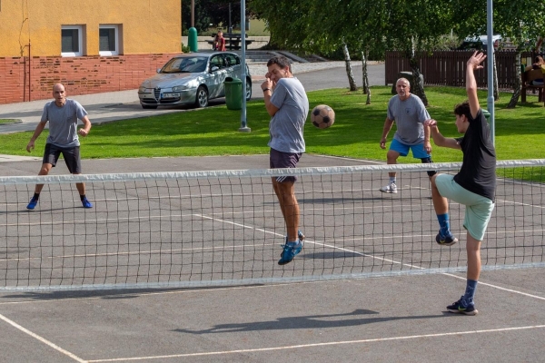 Do obce se vrací kultura a sport, hvězdně obsazený nohejbalový turnaj rozhodl o změně majitele poháru