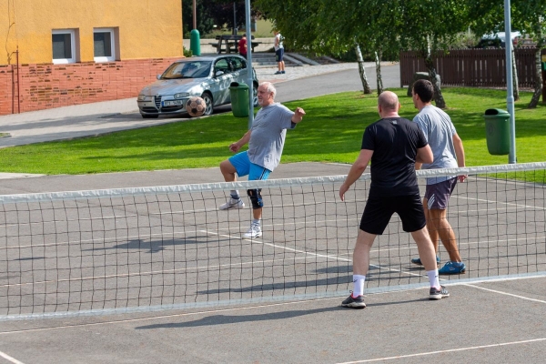 Do obce se vrací kultura a sport, hvězdně obsazený nohejbalový turnaj rozhodl o změně majitele poháru