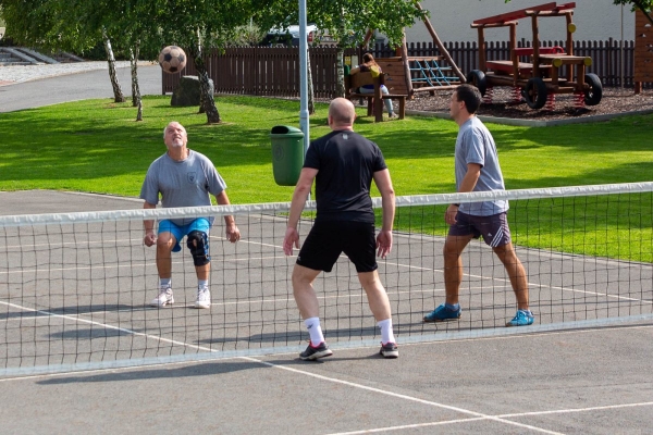 Do obce se vrací kultura a sport, hvězdně obsazený nohejbalový turnaj rozhodl o změně majitele poháru