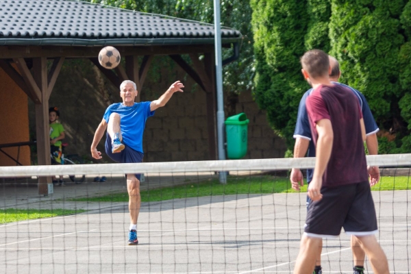 Do obce se vrací kultura a sport, hvězdně obsazený nohejbalový turnaj rozhodl o změně majitele poháru
