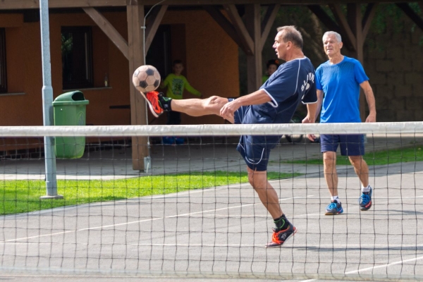 Do obce se vrací kultura a sport, hvězdně obsazený nohejbalový turnaj rozhodl o změně majitele poháru