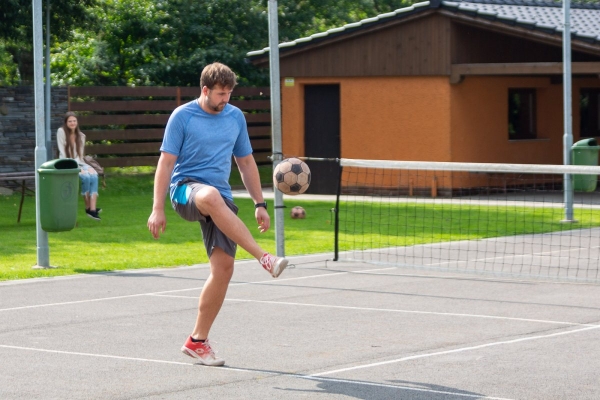 Do obce se vrací kultura a sport, hvězdně obsazený nohejbalový turnaj rozhodl o změně majitele poháru