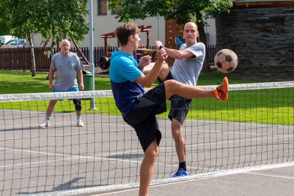 Do obce se vrací kultura a sport, hvězdně obsazený nohejbalový turnaj rozhodl o změně majitele poháru