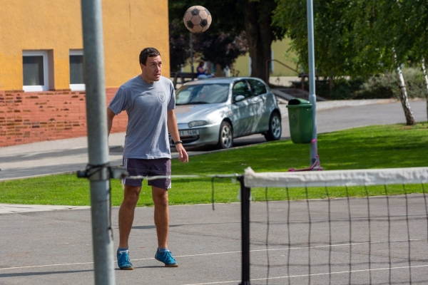 Do obce se vrací kultura a sport, hvězdně obsazený nohejbalový turnaj rozhodl o změně majitele poháru