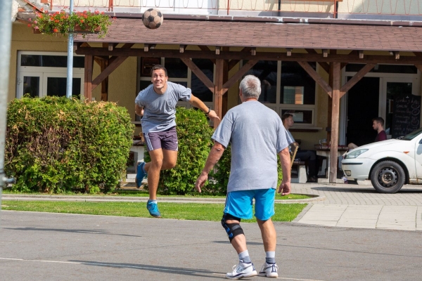 Do obce se vrací kultura a sport, hvězdně obsazený nohejbalový turnaj rozhodl o změně majitele poháru