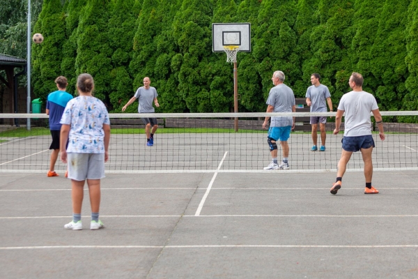 Do obce se vrací kultura a sport, hvězdně obsazený nohejbalový turnaj rozhodl o změně majitele poháru