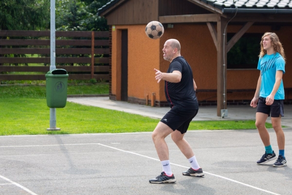 Do obce se vrací kultura a sport, hvězdně obsazený nohejbalový turnaj rozhodl o změně majitele poháru