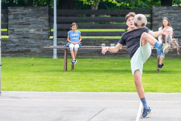 Do obce se vrací kultura a sport, hvězdně obsazený nohejbalový turnaj rozhodl o změně majitele poháru