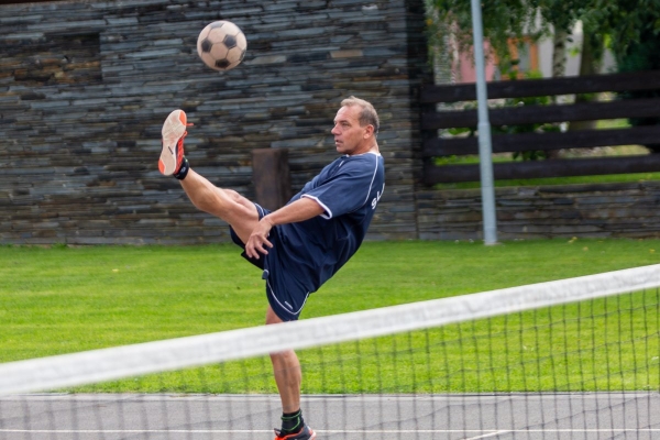 Do obce se vrací kultura a sport, hvězdně obsazený nohejbalový turnaj rozhodl o změně majitele poháru