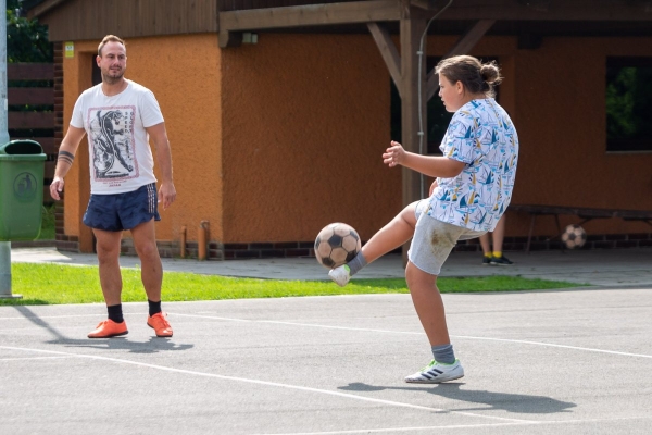 Do obce se vrací kultura a sport, hvězdně obsazený nohejbalový turnaj rozhodl o změně majitele poháru