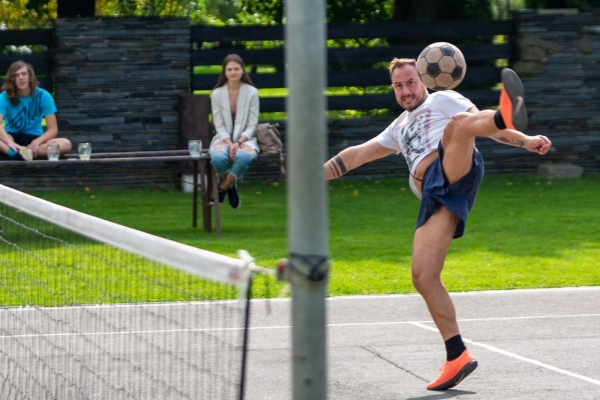 Do obce se vrací kultura a sport, hvězdně obsazený nohejbalový turnaj rozhodl o změně majitele poháru