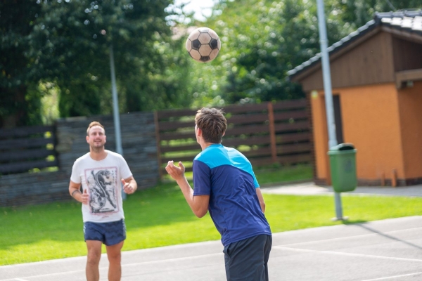 Do obce se vrací kultura a sport, hvězdně obsazený nohejbalový turnaj rozhodl o změně majitele poháru