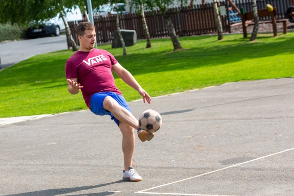 Do obce se vrací kultura a sport, hvězdně obsazený nohejbalový turnaj rozhodl o změně majitele poháru