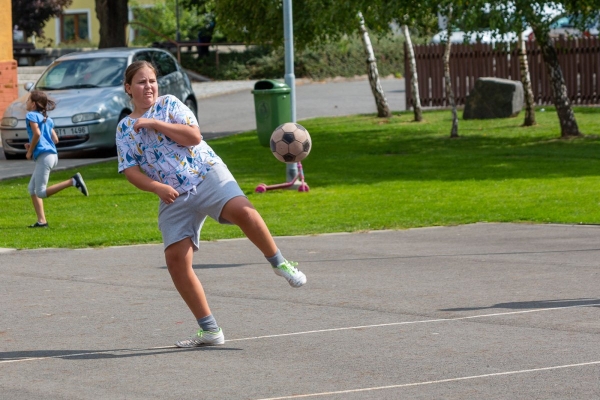 Do obce se vrací kultura a sport, hvězdně obsazený nohejbalový turnaj rozhodl o změně majitele poháru