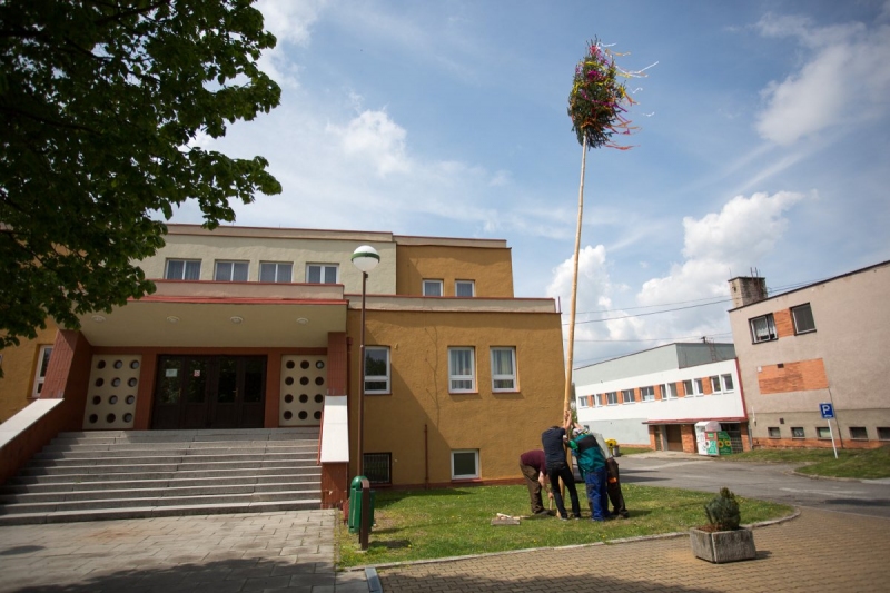 Letošní stavění máje proběhlo bez účasti veřejnosti, tradici jsme však upadnout nenechali