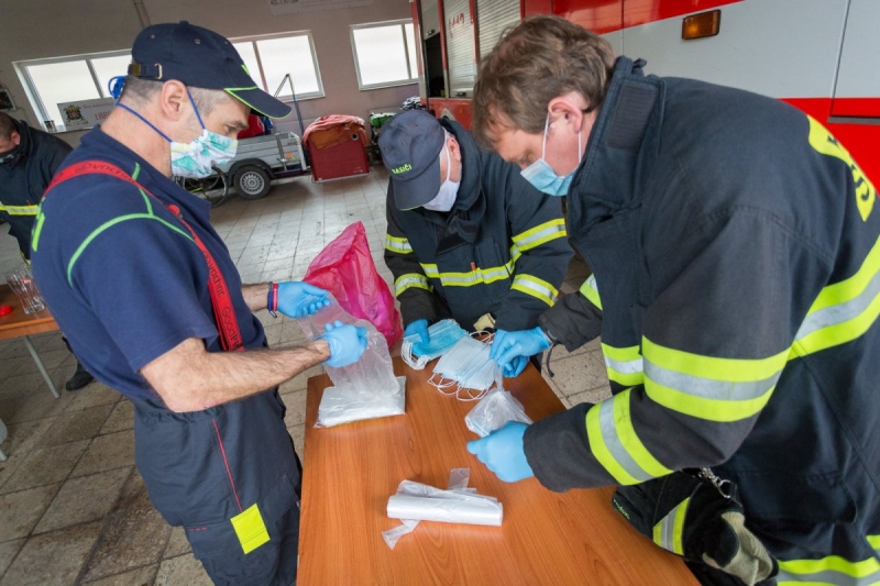 Hasiči znovu vydávali desinfekci Anti-COVID pořízenou z rozpočtu obce Slatina, přidali k ní i jednorázové roušky
