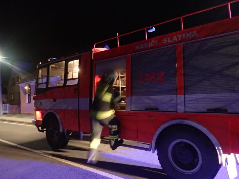 Hasiči likvidovali požár sazí v komíně ve Slatině, obešel se beze škody