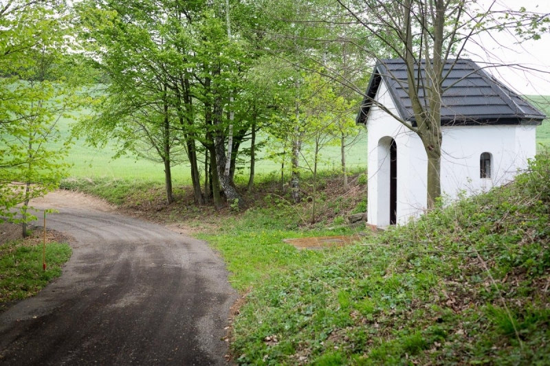 Výstavba komunikace okolo kapličky Cyrila a Metoděje k rybníku nad Ohradou je v plném proudu