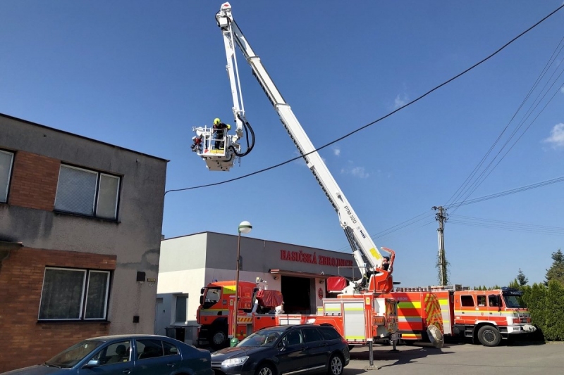 Obec Slatina přišla o jednu ze svých starých rotačních sirén, z budovy pošty ji sundala plošina hasičů