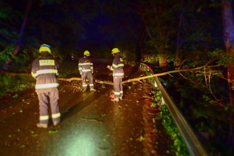 Hasiči v noci museli pořezat strom, jehož pád zablokoval silnici ze Slatiny na Nový Svět