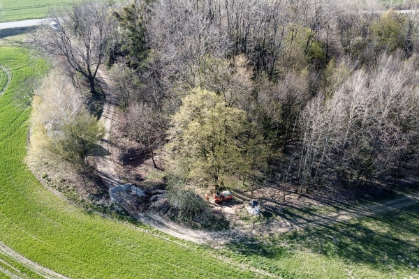 Výstavba komunikace okolo kapličky Cyrila a Metoděje k rybníku nad Ohradou je v plném proudu
